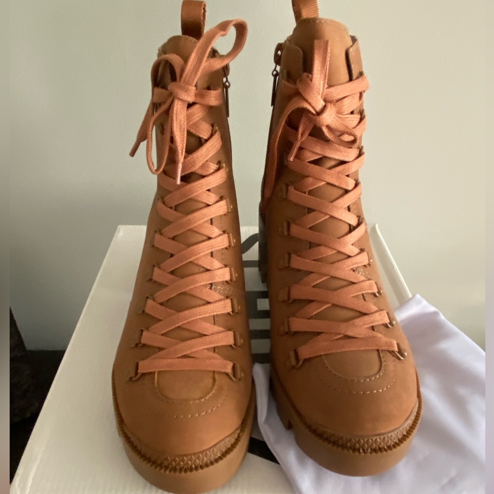 Schutz Xayane lace up bootie size 8, NIB